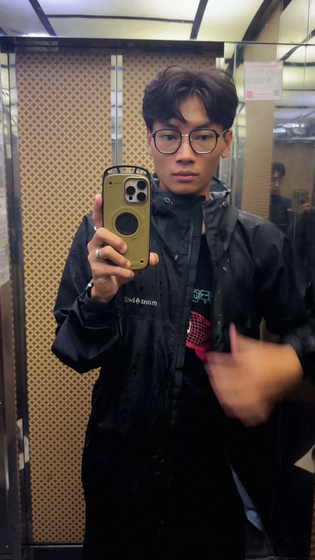 進電梯後直接把外套翻開