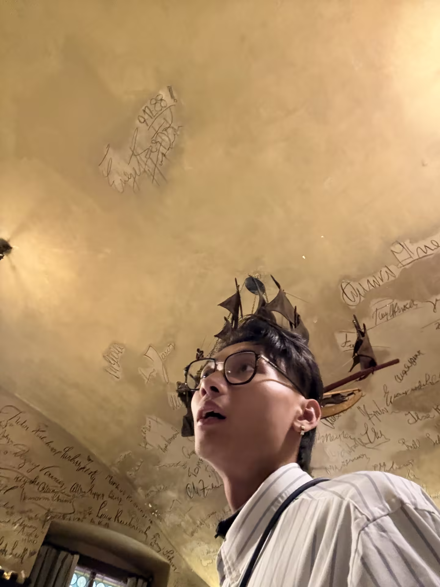 金色天花板上的歷代簽名與帆船模型
