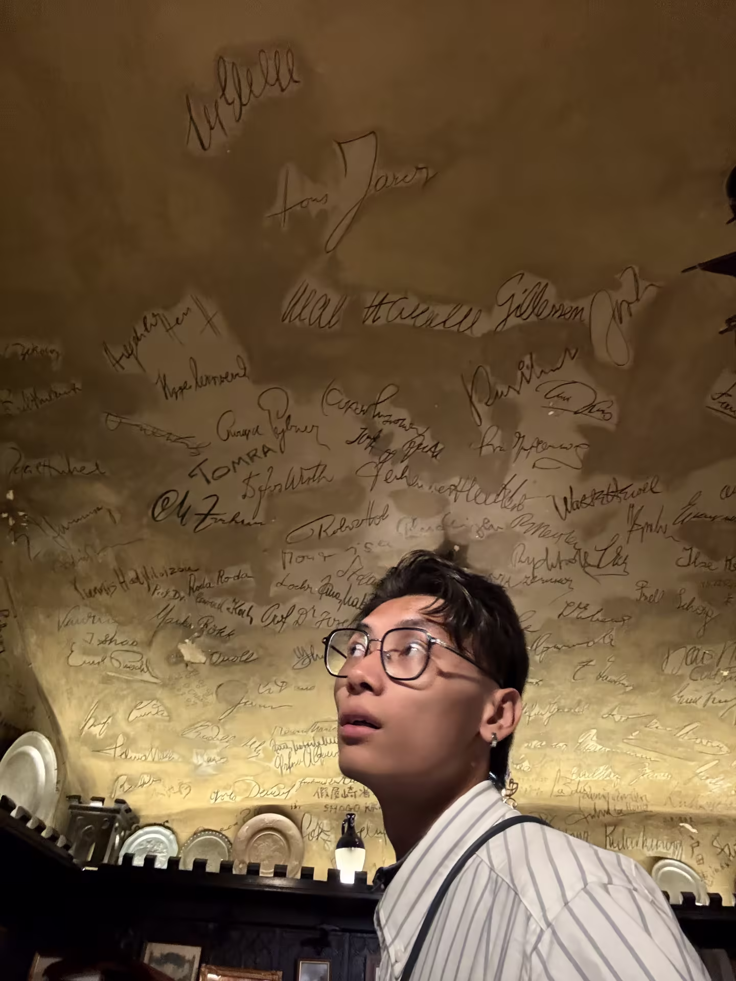 Oscar 抬頭看 Mark Twain Room 佈滿簽名的天花板