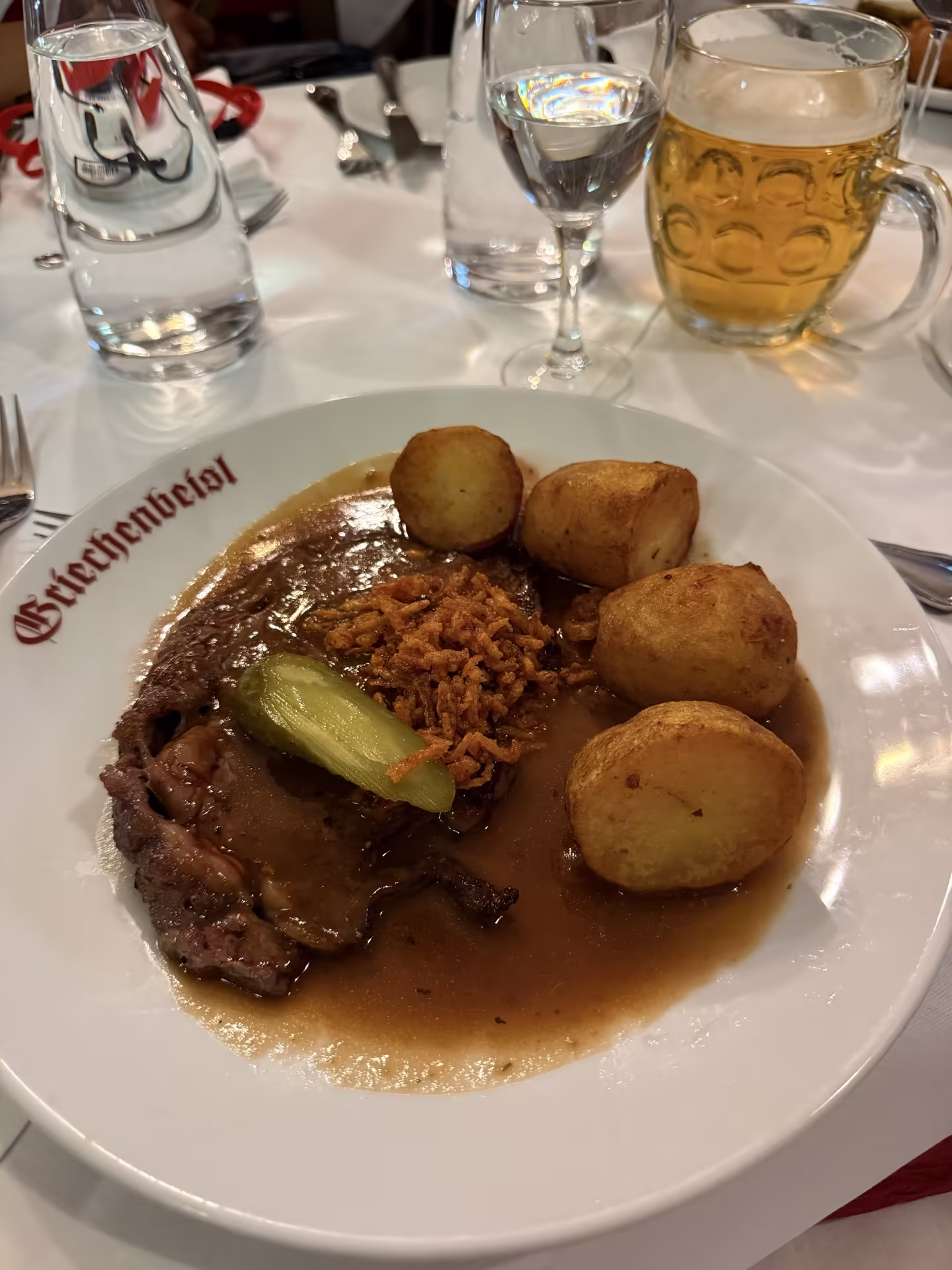 Rostbraten 洋蔥烤牛肉,盤緣印有 Griechenbeisl 字樣